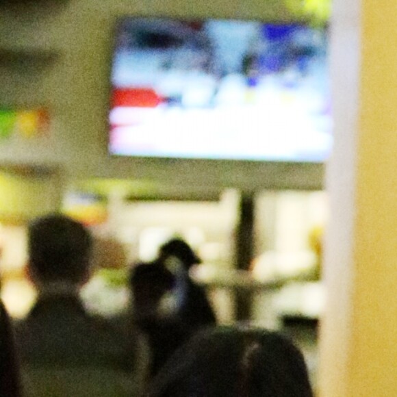 Semi-exclusif - Laeticia Hallyday est allée accueillir sa maman Françoise Thibaut avec ses filles Jade et Joy à l'aéroport de Los Angeles le 3 février 2019.