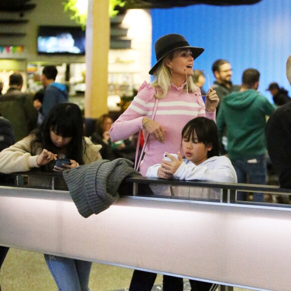 Semi-exclusif - Laeticia Hallyday est allée accueillir sa maman Françoise Thibaut avec ses filles Jade et Joy à l'aéroport de Los Angeles le 3 février 2019.
