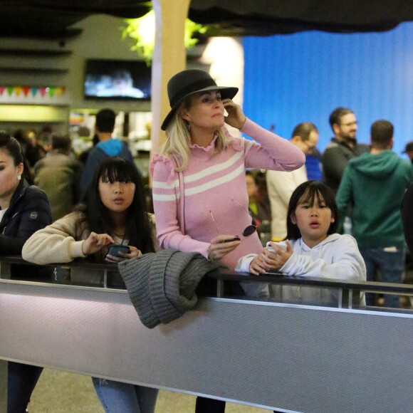 Semi-exclusif - Laeticia Hallyday est allée accueillir sa maman Françoise Thibaut avec ses filles Jade et Joy à l'aéroport de Los Angeles le 3 février 2019.