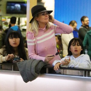 Semi-exclusif - Laeticia Hallyday est allée accueillir sa maman Françoise Thibaut avec ses filles Jade et Joy à l'aéroport de Los Angeles le 3 février 2019.
