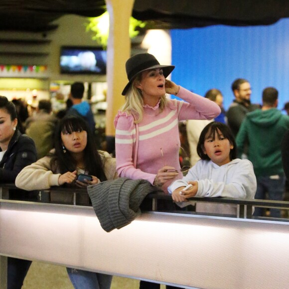 Semi-exclusif - Laeticia Hallyday est allée accueillir sa maman Françoise Thibaut avec ses filles Jade et Joy à l'aéroport de Los Angeles le 3 février 2019.
