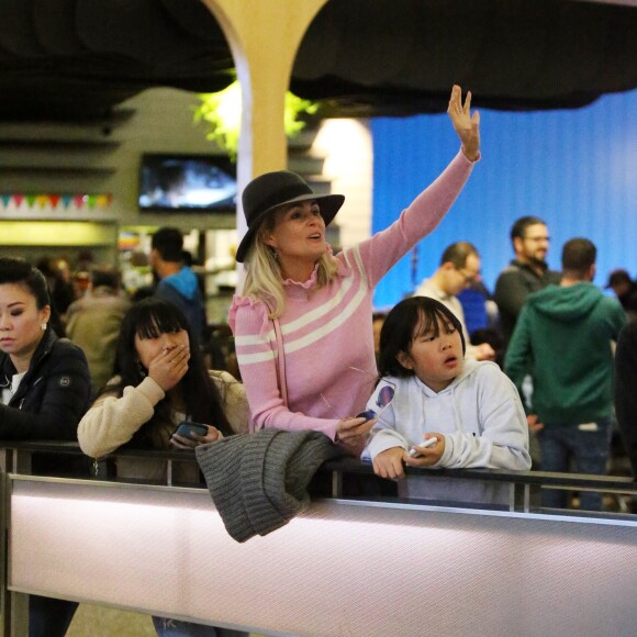 Semi-exclusif - Laeticia Hallyday est allée accueillir sa maman Françoise Thibaut avec ses filles Jade et Joy à l'aéroport de Los Angeles le 3 février 2019.