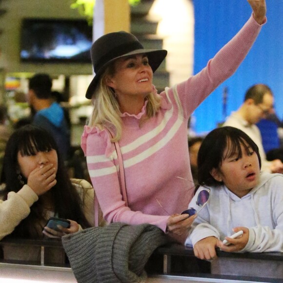 Semi-exclusif - Laeticia Hallyday est allée accueillir sa maman Françoise Thibaut avec ses filles Jade et Joy à l'aéroport de Los Angeles le 3 février 2019.