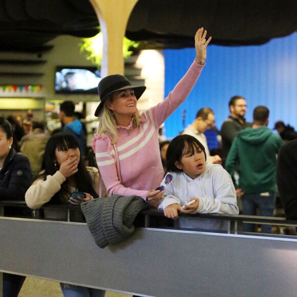 Semi-exclusif - Laeticia Hallyday est allée accueillir sa maman Françoise Thibaut avec ses filles Jade et Joy à l'aéroport de Los Angeles le 3 février 2019.