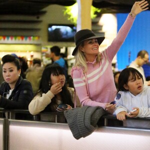 Semi-exclusif - Laeticia Hallyday est allée accueillir sa maman Françoise Thibaut avec ses filles Jade et Joy à l'aéroport de Los Angeles le 3 février 2019.