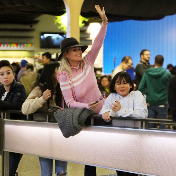 Semi-exclusif - Laeticia Hallyday est allée accueillir sa maman Françoise Thibaut avec ses filles Jade et Joy à l'aéroport de Los Angeles le 3 février 2019.