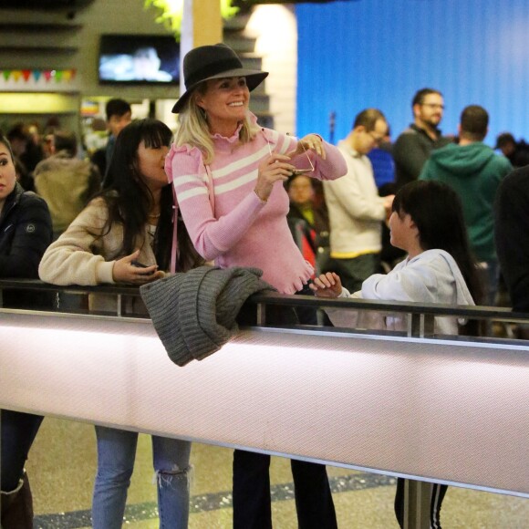 Semi-exclusif - Laeticia Hallyday est allée accueillir sa maman Françoise Thibaut avec ses filles Jade et Joy à l'aéroport de Los Angeles le 3 février 2019.