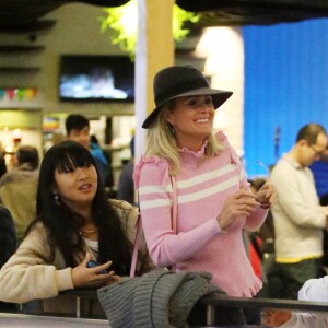 Semi-exclusif - Laeticia Hallyday est allée accueillir sa maman Françoise Thibaut avec ses filles Jade et Joy à l'aéroport de Los Angeles le 3 février 2019.