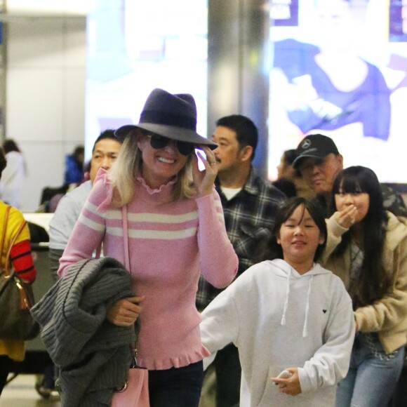 Semi-exclusif - Laeticia Hallyday est allée accueillir sa maman Françoise Thibaut avec ses filles Jade et Joy à l'aéroport de Los Angeles le 3 février 2019.