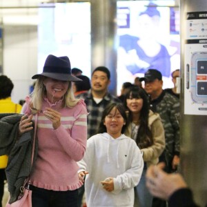 Semi-exclusif - Laeticia Hallyday est allée accueillir sa maman Françoise Thibaut avec ses filles Jade et Joy à l'aéroport de Los Angeles le 3 février 2019.
