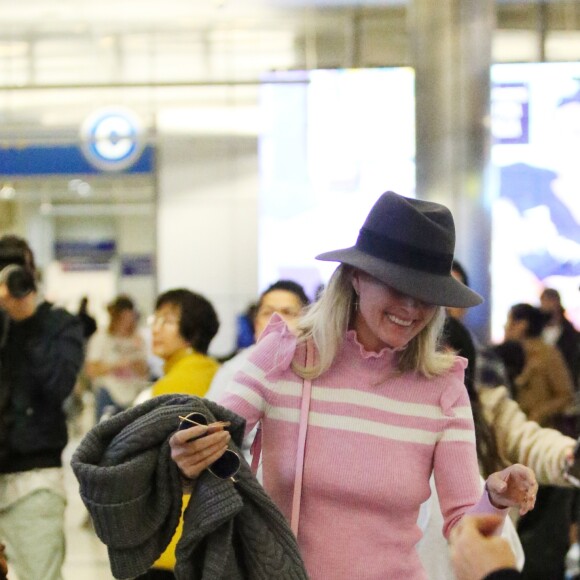 Semi-exclusif - Laeticia Hallyday est allée accueillir sa maman Françoise Thibaut avec ses filles Jade et Joy à l'aéroport de Los Angeles le 3 février 2019.
