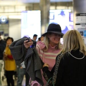 Semi-exclusif - Laeticia Hallyday est allée accueillir sa maman Françoise Thibaut avec ses filles Jade et Joy à l'aéroport de Los Angeles le 3 février 2019.