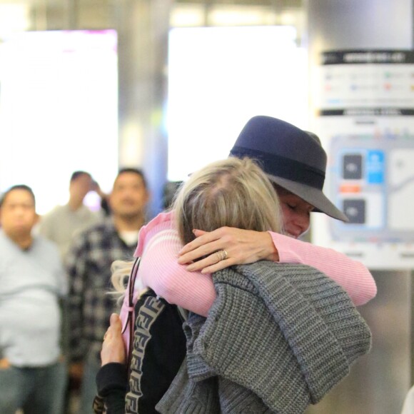 Semi-exclusif - Laeticia Hallyday est allée accueillir sa maman Françoise Thibaut avec ses filles Jade et Joy à l'aéroport de Los Angeles le 3 février 2019.