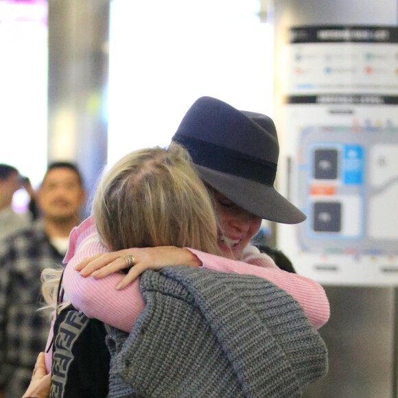 Semi-exclusif - Laeticia Hallyday est allée accueillir sa maman Françoise Thibaut avec ses filles Jade et Joy à l'aéroport de Los Angeles le 3 février 2019.