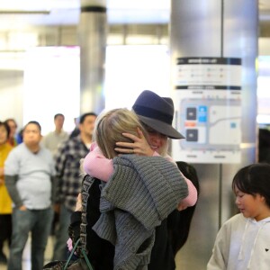 Semi-exclusif - Laeticia Hallyday est allée accueillir sa maman Françoise Thibaut avec ses filles Jade et Joy à l'aéroport de Los Angeles le 3 février 2019.