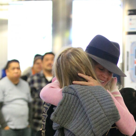 Semi-exclusif - Laeticia Hallyday est allée accueillir sa maman Françoise Thibaut avec ses filles Jade et Joy à l'aéroport de Los Angeles le 3 février 2019.