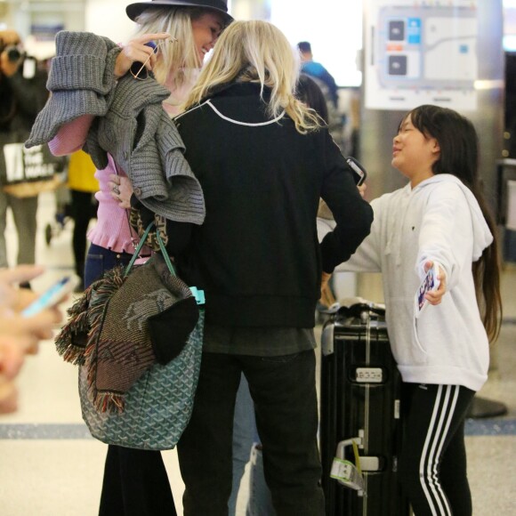 Semi-exclusif - Laeticia Hallyday est allée accueillir sa maman Françoise Thibaut avec ses filles Jade et Joy à l'aéroport de Los Angeles le 3 février 2019.