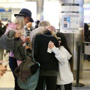 Semi-exclusif - Laeticia Hallyday est allée accueillir sa maman Françoise Thibaut avec ses filles Jade et Joy à l'aéroport de Los Angeles le 3 février 2019.
