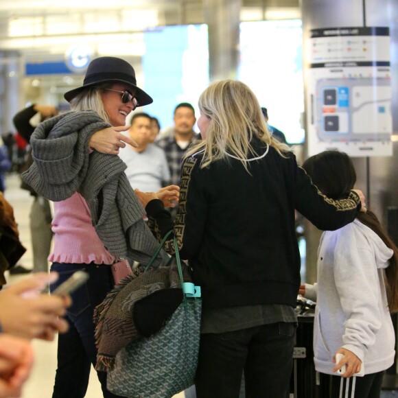 Semi-exclusif - Laeticia Hallyday est allée accueillir sa maman Françoise Thibaut avec ses filles Jade et Joy à l'aéroport de Los Angeles le 3 février 2019.