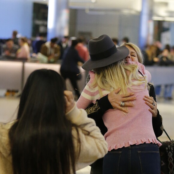 Semi-exclusif - Laeticia Hallyday est allée accueillir sa maman Françoise Thibaut avec ses filles Jade et Joy à l'aéroport de Los Angeles le 3 février 2019.