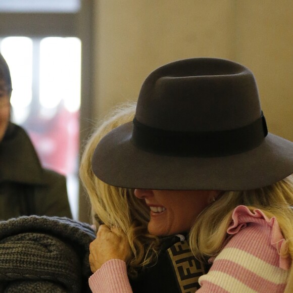 Semi-exclusif - Laeticia Hallyday est allée accueillir sa maman Françoise Thibaut avec ses filles Jade et Joy à l'aéroport de Los Angeles le 3 février 2019.