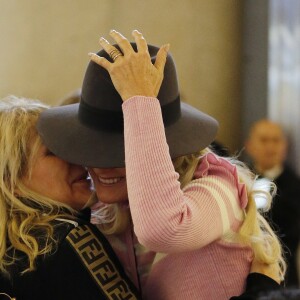 Semi-exclusif - Laeticia Hallyday est allée accueillir sa maman Françoise Thibaut avec ses filles Jade et Joy à l'aéroport de Los Angeles le 3 février 2019.