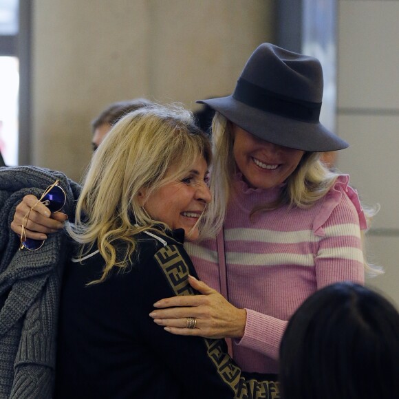 Semi-exclusif - Laeticia Hallyday est allée accueillir sa maman Françoise Thibaut avec ses filles Jade et Joy à l'aéroport de Los Angeles le 3 février 2019.