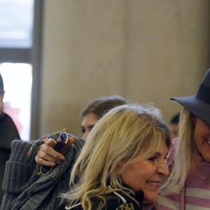 Semi-exclusif - Laeticia Hallyday est allée accueillir sa maman Françoise Thibaut avec ses filles Jade et Joy à l'aéroport de Los Angeles le 3 février 2019.