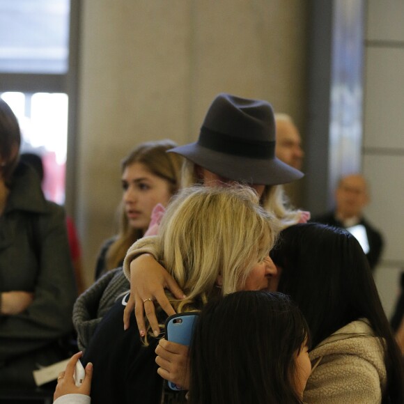 Semi-exclusif - Laeticia Hallyday est allée accueillir sa maman Françoise Thibaut avec ses filles Jade et Joy à l'aéroport de Los Angeles le 3 février 2019.