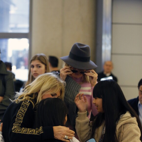 Semi-exclusif - Laeticia Hallyday est allée accueillir sa maman Françoise Thibaut avec ses filles Jade et Joy à l'aéroport de Los Angeles le 3 février 2019.
