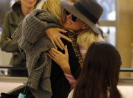 Laeticia Hallyday retrouve sa maman à Los Angeles, grande émotion à l'aéroport