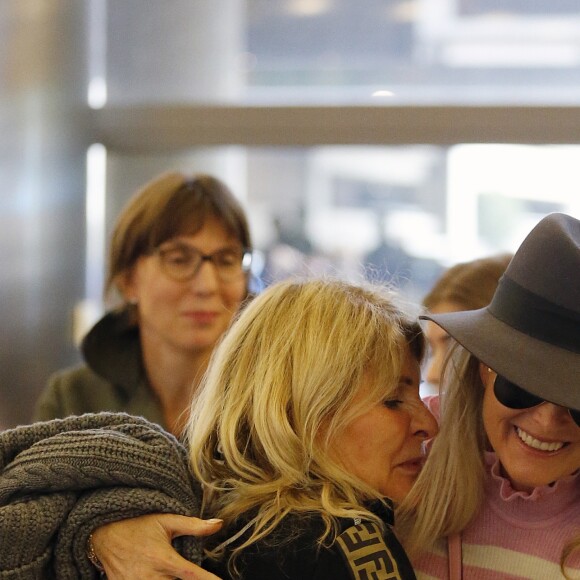 Semi-exclusif - Laeticia Hallyday est allée accueillir sa maman Françoise Thibaut avec ses filles Jade et Joy à l'aéroport de Los Angeles le 3 février 2019.