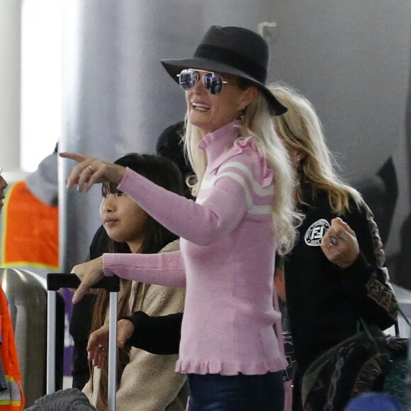 Semi-exclusif - Laeticia Hallyday est allée accueillir sa maman Françoise Thibaut avec ses filles Jade et Joy à l'aéroport de Los Angeles le 3 février 2019.