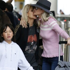 Semi-exclusif - Laeticia Hallyday est allée accueillir sa maman Françoise Thibaut avec ses filles Jade et Joy à l'aéroport de Los Angeles le 3 février 2019.