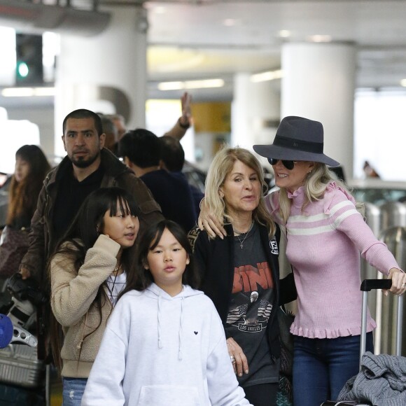 Semi-exclusif - Laeticia Hallyday est allée accueillir sa maman Françoise Thibaut avec ses filles Jade et Joy à l'aéroport de Los Angeles le 3 février 2019.