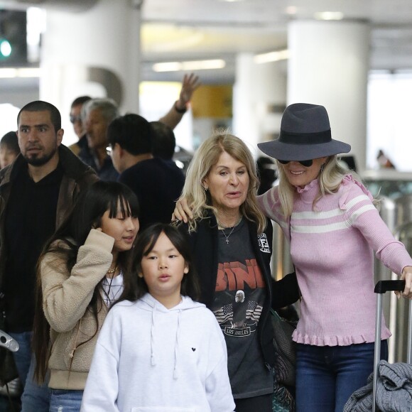 Semi-exclusif - Laeticia Hallyday est allée accueillir sa maman Françoise Thibaut avec ses filles Jade et Joy à l'aéroport de Los Angeles le 3 février 2019.