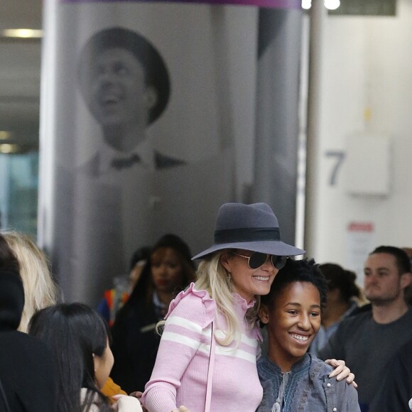 Semi-exclusif - Laeticia Hallyday est allée accueillir sa maman Françoise Thibaut avec ses filles Jade et Joy à l'aéroport de Los Angeles le 3 février 2019.