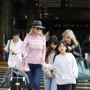 Semi-exclusif - Laeticia Hallyday est allée accueillir sa maman Françoise Thibaut avec ses filles Jade et Joy à l'aéroport de Los Angeles le 3 février 2019.