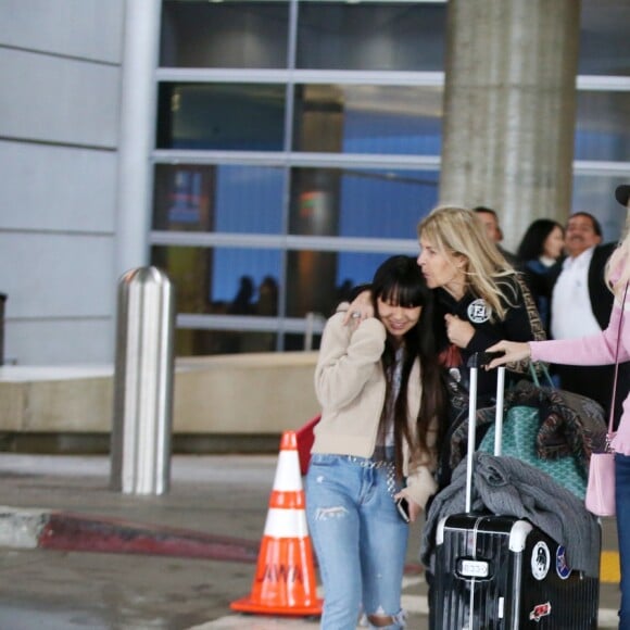 Semi-exclusif - Laeticia Hallyday est allée accueillir sa maman Françoise Thibaut avec ses filles Jade et Joy à l'aéroport de Los Angeles le 3 février 2019.