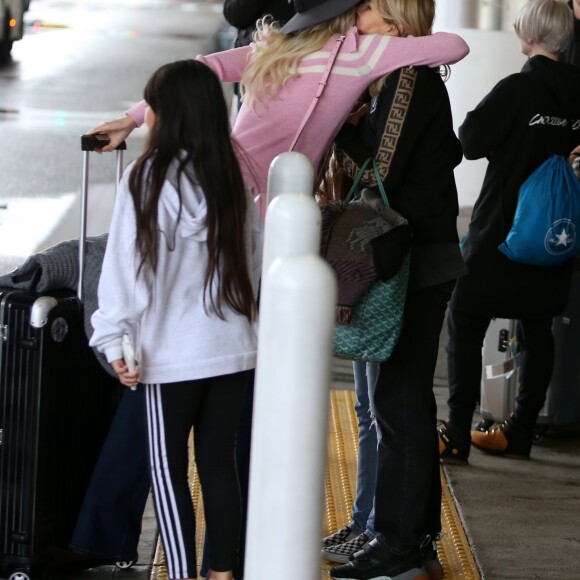 Semi-exclusif - Laeticia Hallyday est allée accueillir sa maman Françoise Thibaut avec ses filles Jade et Joy à l'aéroport de Los Angeles le 3 février 2019.