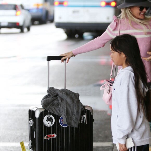Semi-exclusif - Laeticia Hallyday est allée accueillir sa maman Françoise Thibaut avec ses filles Jade et Joy à l'aéroport de Los Angeles le 3 février 2019.