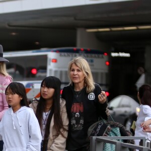 Semi-exclusif - Laeticia Hallyday est allée accueillir sa maman Françoise Thibaut avec ses filles Jade et Joy à l'aéroport de Los Angeles le 3 février 2019. Sur le chemin du retour, Laeticia s'est arrêtée au volant de sa Bentley chez "In-N-Out Burger" pour commander des burgers à emporter.03/02/2019 - Los Angeles