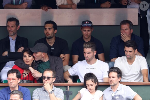 Zinédine Zidane, sa femme Véronique et leurs fils Luca et Enzo dans les tribunes des Internationaux de France de Tennis de Roland Garros à Paris, le 10 juin 2018. © Dominique Jacovides - Cyril Moreau/Bestimage