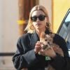 Exclusif - Baldwin-Bieber est allée boire un thé en compagnie de son petit chien Oscar à Alfred Tea Room à West Hollywood, Los Angeles, le 24 janvier 2019