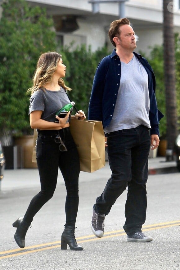 Exclusif - Matthew Perry se balade avec une jolie inconnue dans les rues de Beverly Hills, le 14 septembre 2017