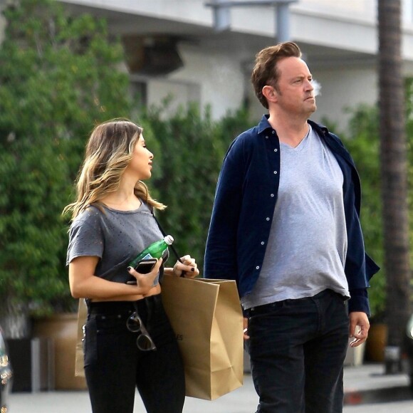 Exclusif - Matthew Perry se balade avec une jolie inconnue dans les rues de Beverly Hills, le 14 septembre 2017