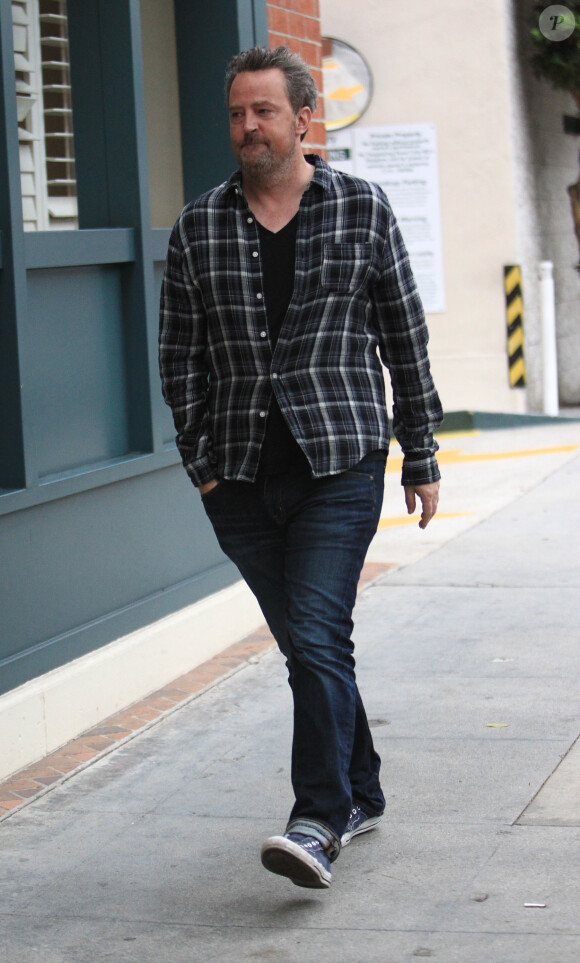 Matthew Perry avec une inconnue à la sortie d'un centre médical à Beverly Hills, le 27 octobre 2016