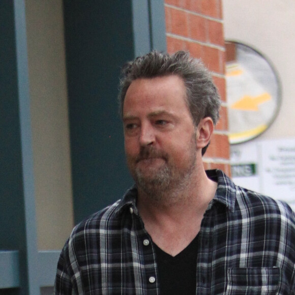 Matthew Perry avec une inconnue à la sortie d'un centre médical à Beverly Hills, le 27 octobre 2016