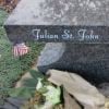 Photo de la tombe de Julian St. John, le fils de Kristoff St. John décédé en novembre 2014.