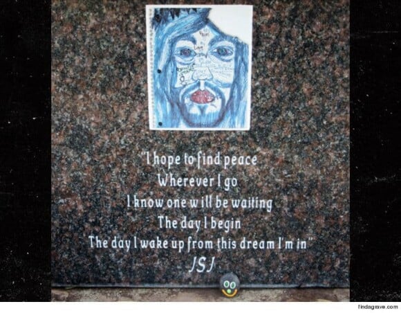 Photo de la tombe de Julian St. John, le fils de Kristoff St. John décédé en novembre 2014.